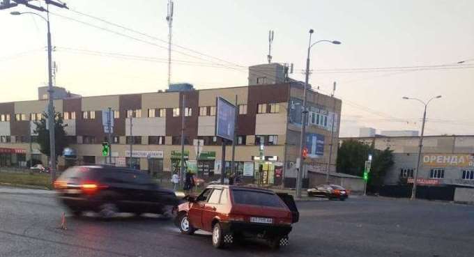Citroеn и ВАЗ 2109 столкнулись на Московском проспекте в Харькове
